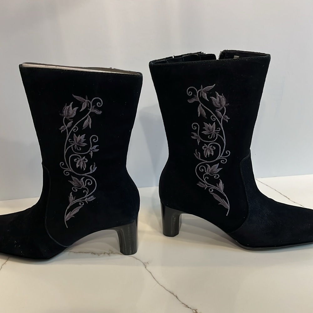 White Mountain Elegant Black Embroidered Women's Boots. Side zipper 6M. New